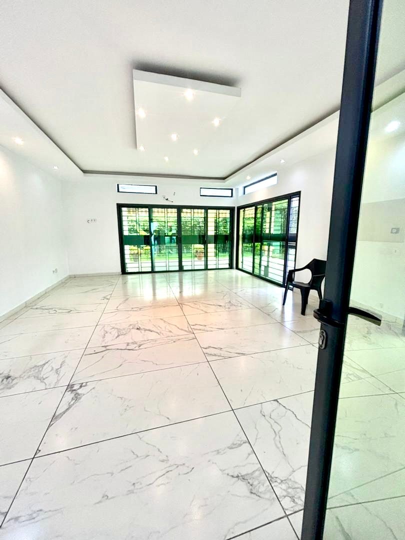 Una magnifica villa duplex di 7 locali è ora in vendita a Riviera 4, M'Badon.