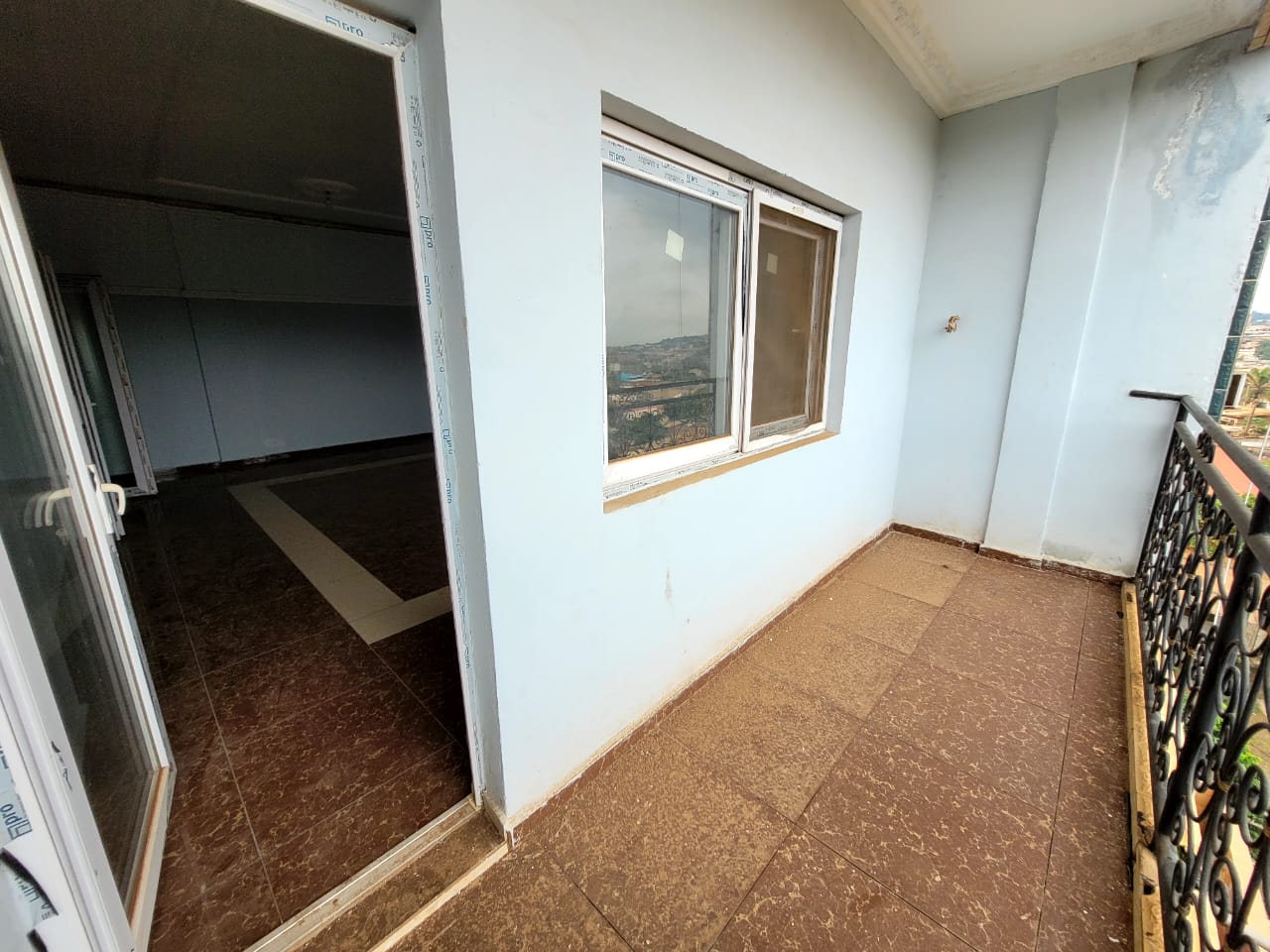 Vaste Appartement Bon Standing 2Cham à louer pour Bureau ou Habitation à Etoug-Ebe