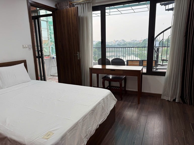 Lake view studio apartment with balcony in Vu Mien street, Tay Ho district for rent