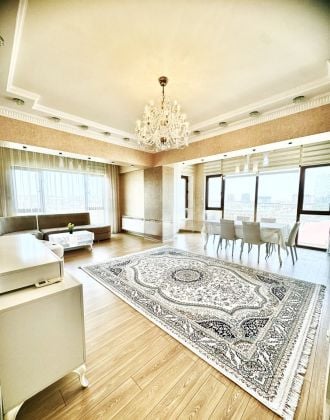A spacious 4-room apartment with a total area of 185 m² is offered ...