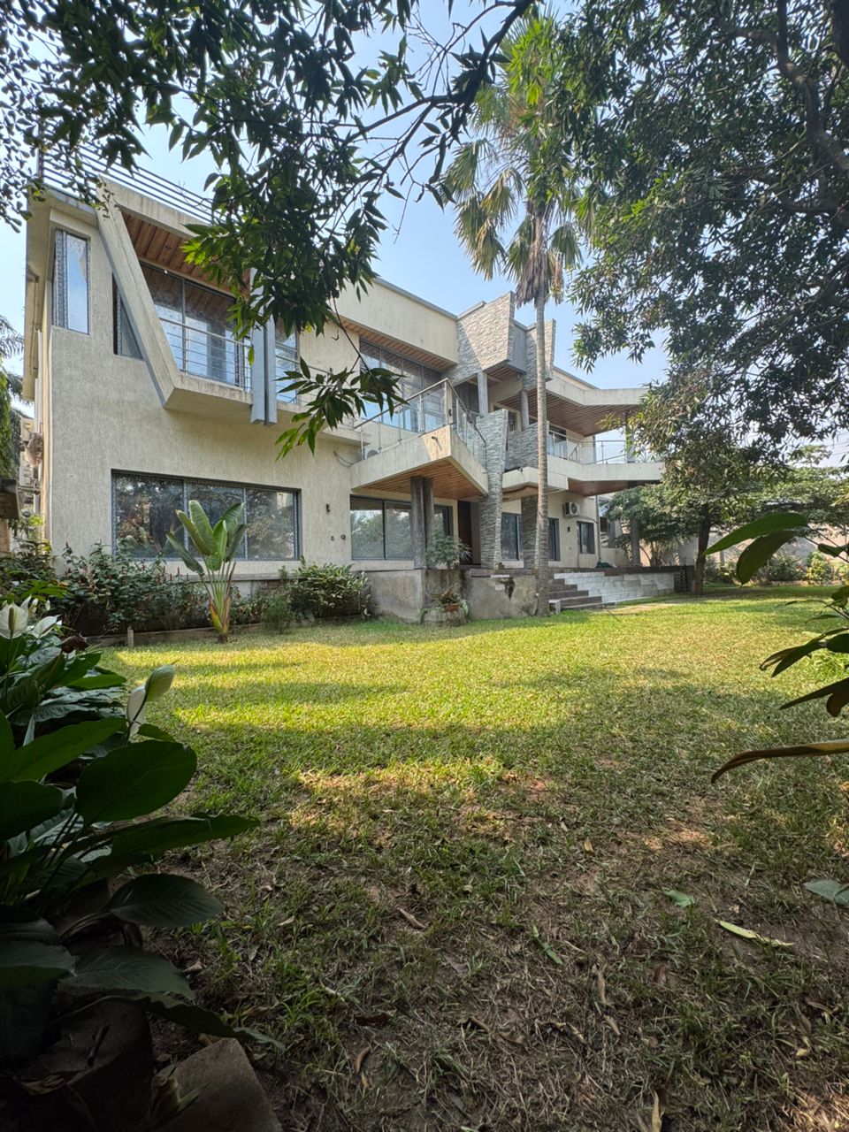 VILLA DE LUXE AVEC 5 CHAMBRES À VENDRE À MACAMPAGNE – NGALIEMA