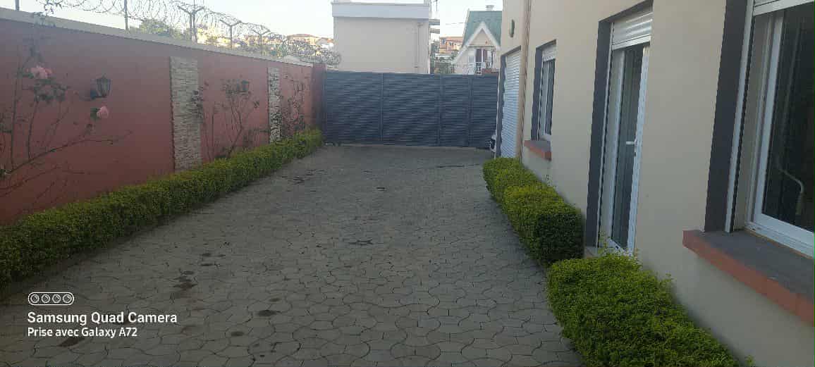 Villa à deux étages, sur Ankerana, quartier résidentiel