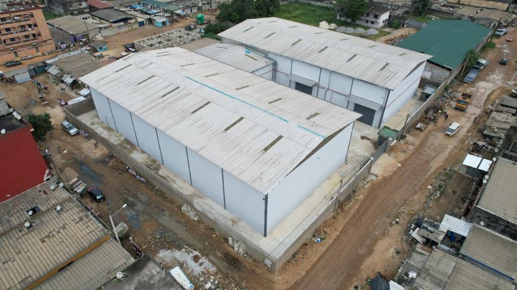 Yopougon ancienne zone industrielle entrepôt sur 4700m2,