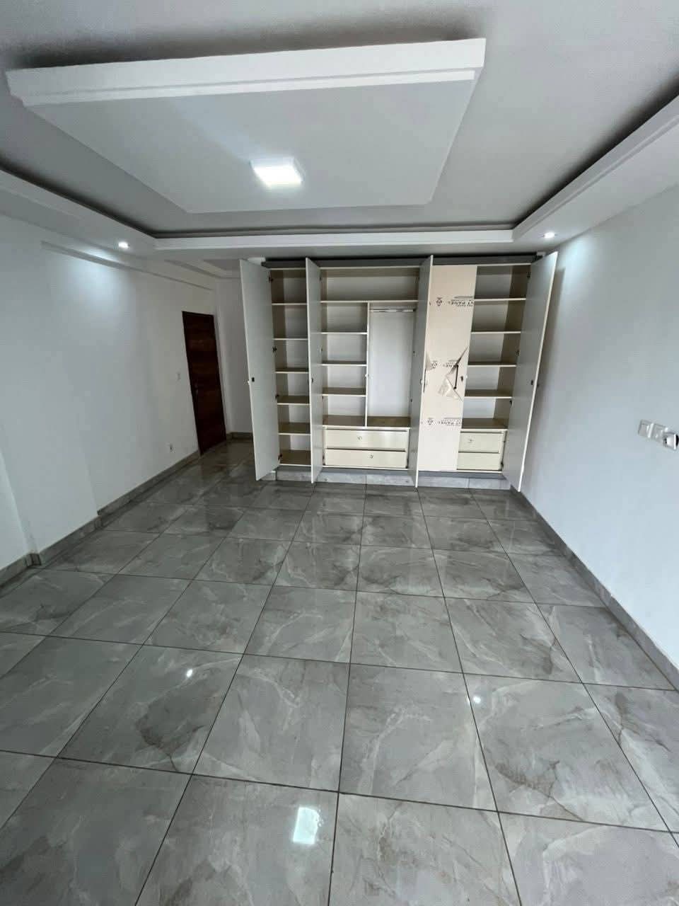 Villa duplex rénové vers l'hôtel communal de Cocody 