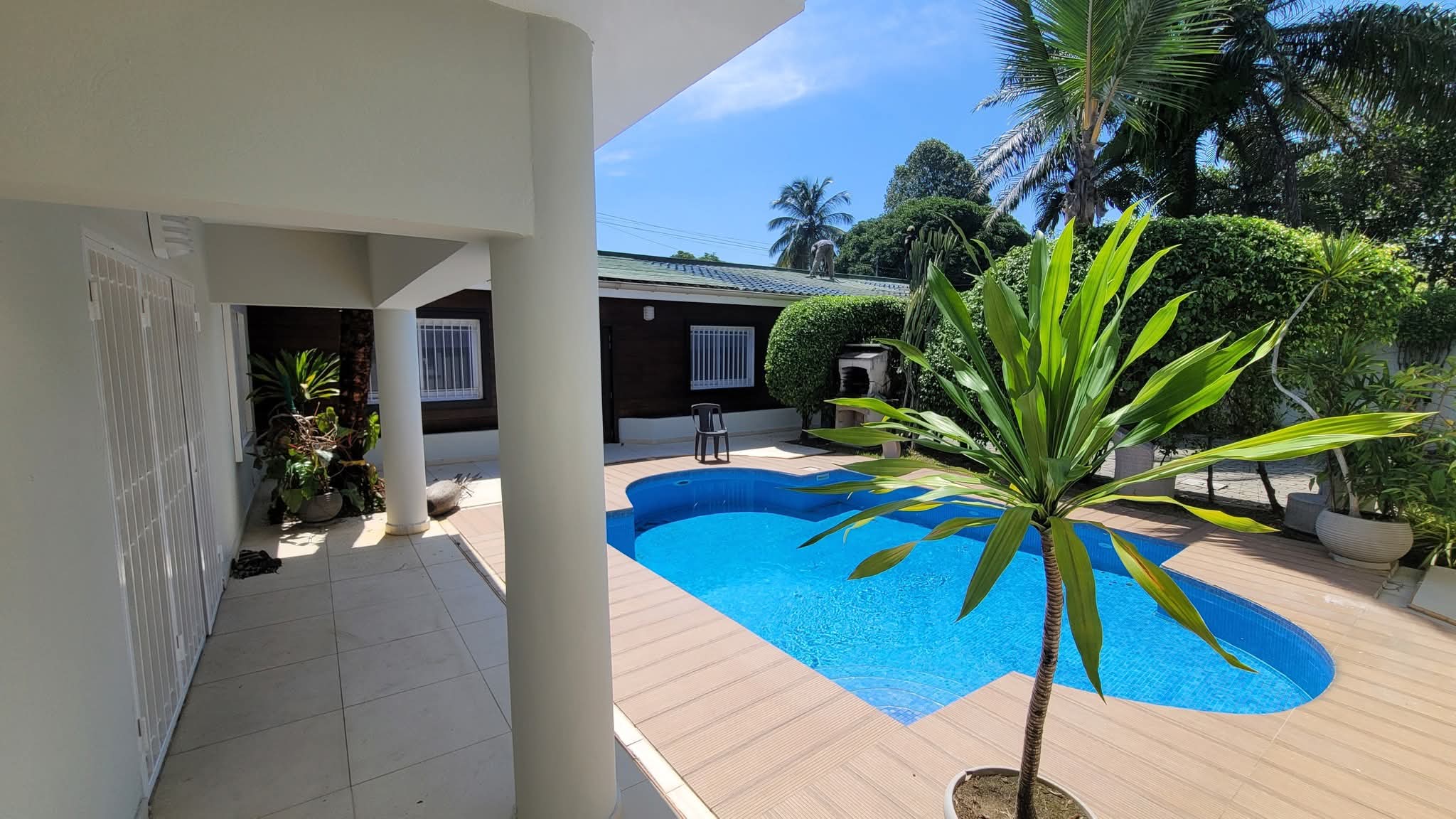 À LOUER villa avec piscine. Sablière 