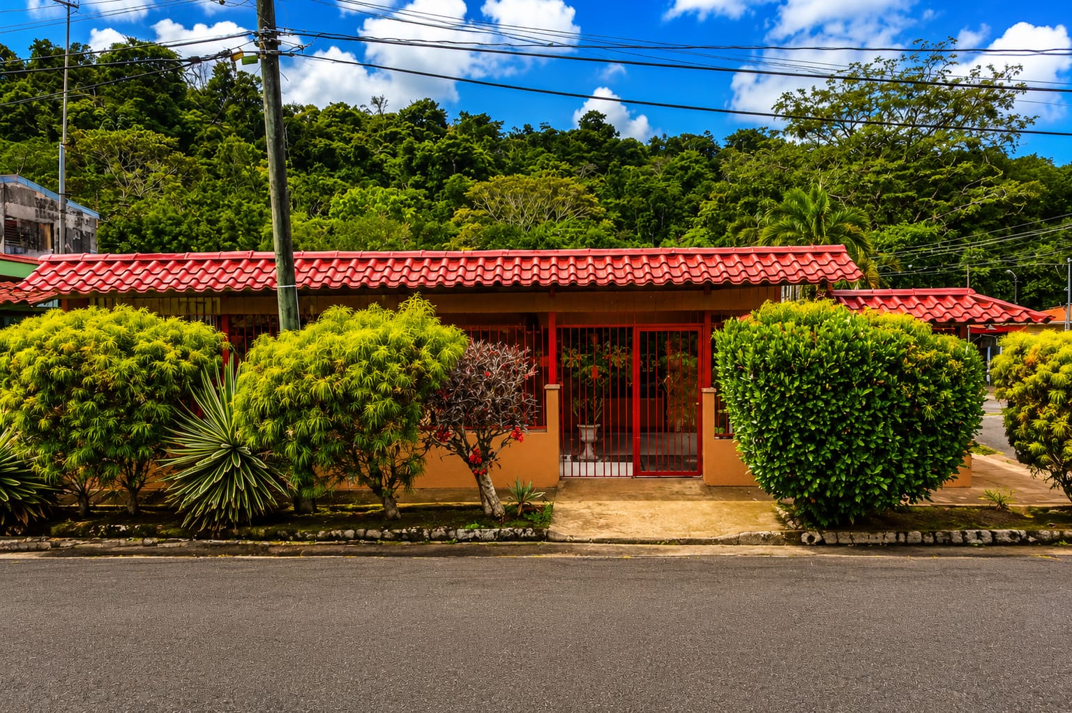 SE VENDE: CASA DE 200 M² EN EL BARRIO LAS AMÉRICAS, PÉREZ ZELEDÓN: INGRESOS POR ALQUILER INMEDIATOS Y UBICACIÓN CÉNTRICA.