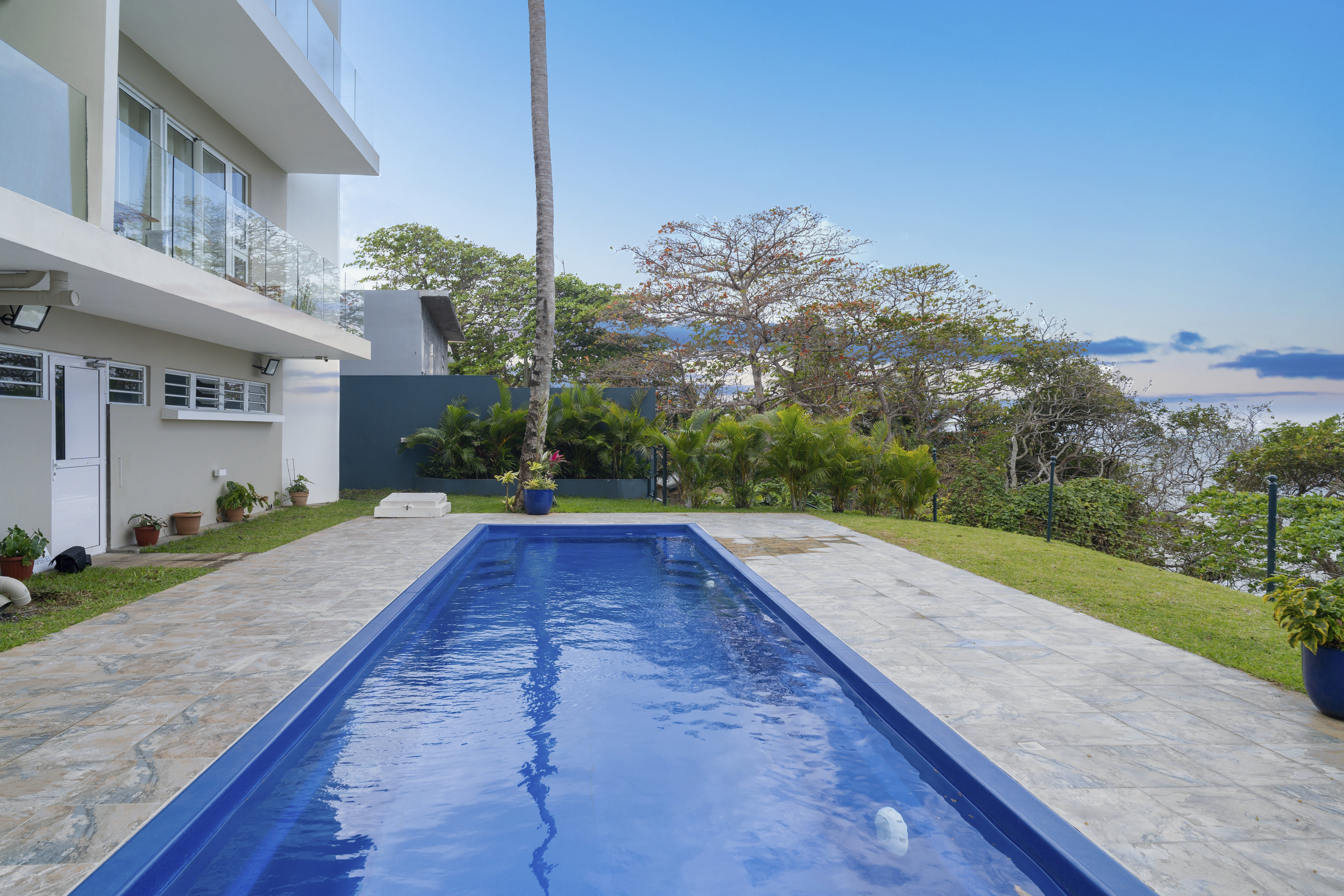 SUPERBE APPARTEMENT EN BORD DE MER SITUÉ DANS UN COMPLEXE SÉCURISÉ À TROU D'EAU DOUCE DISPONIBLE À LOUER