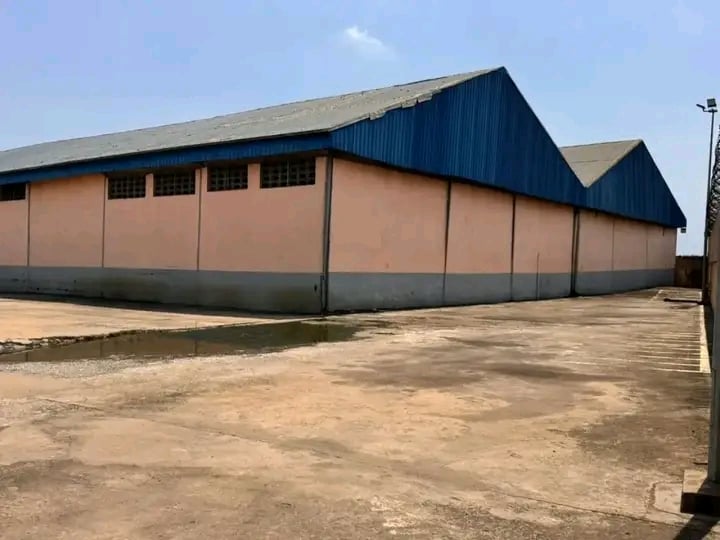 Yopougon entrepôt sur 1 Hectare à louer 