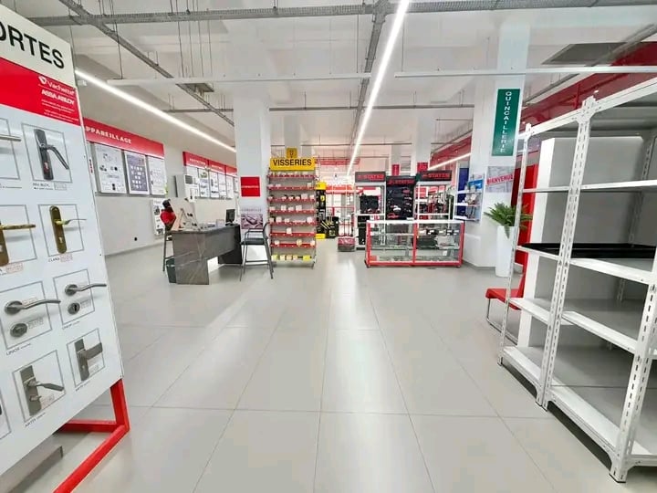 À louer Treichville boulevard de Marseille sur 700 M2 Showroom+ bureau