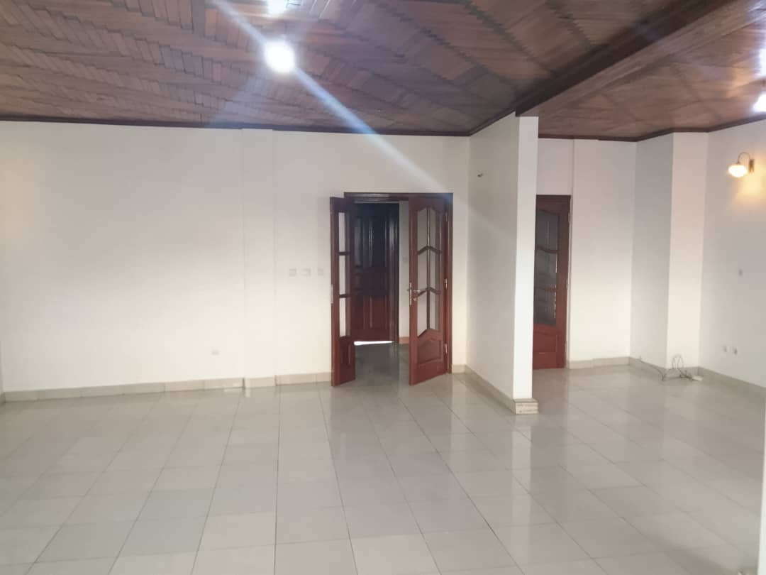 BEL APPARTEMENT DE TROIS CHAMBRES À LOUER À BALI