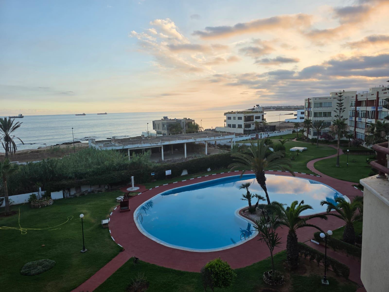 Appartement meublé de 137 m² à louer en longue durée, situé au 3ᵉ étage de la résidence sécurisée Malak Beach, quartier Mannesmann à Mohammedia.
