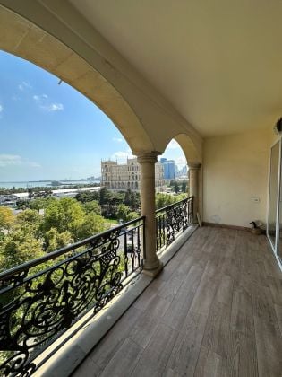1 BDR apt with sea view