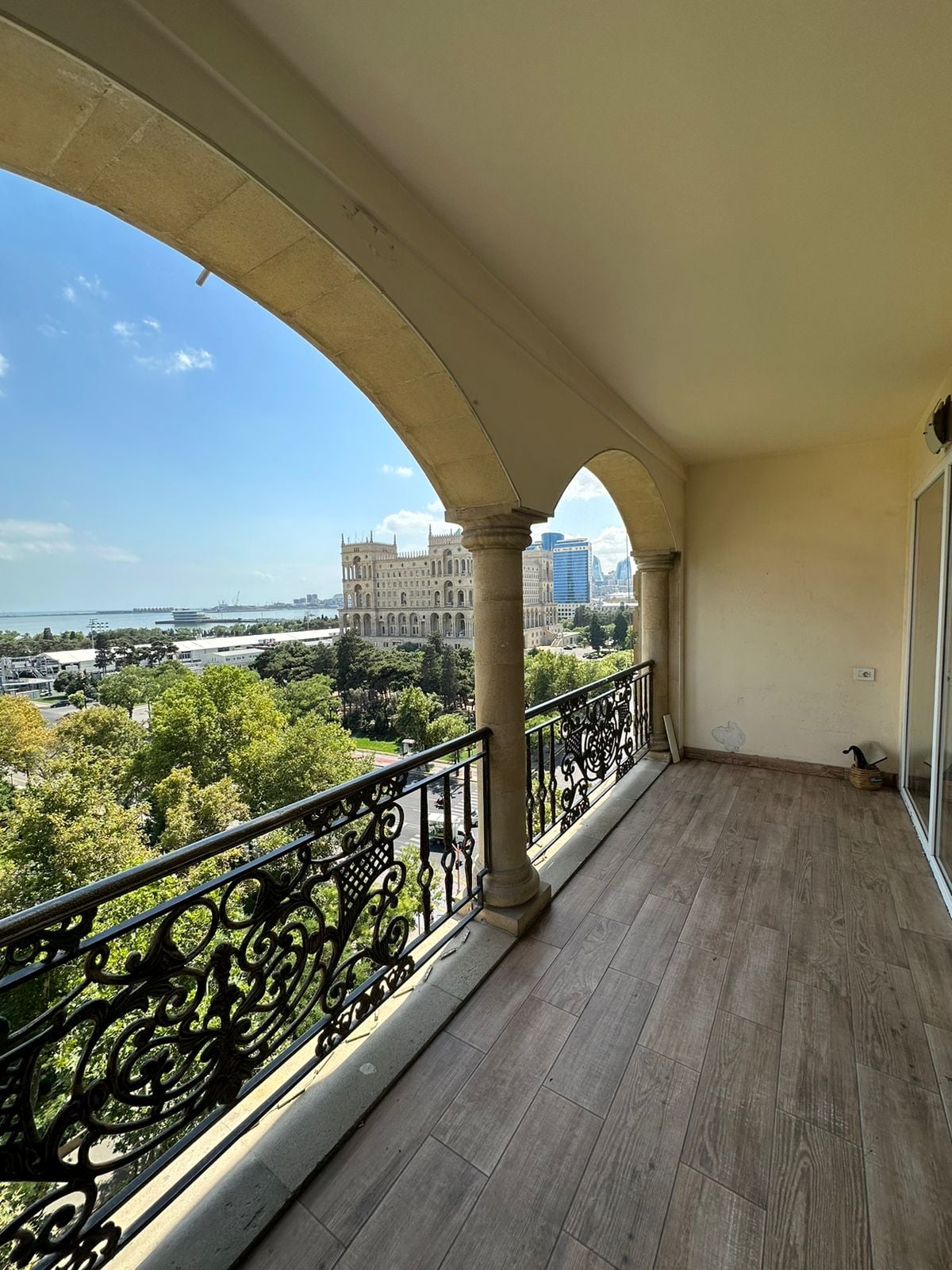 1 BDR apt with sea view