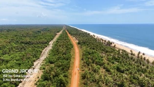 VENTE DE 66 HECTARES EN BORDURE DE MER À ADJOUE À 12 KM DE ...