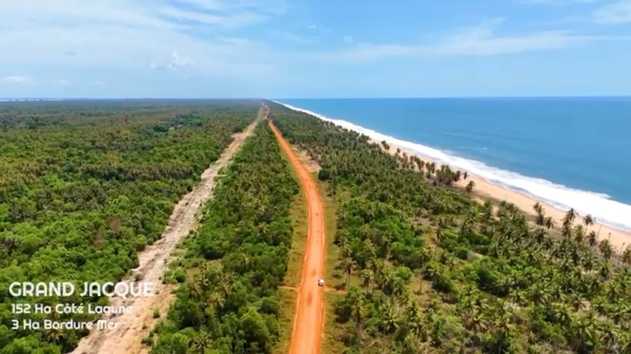 VENDITA DI 66 ETTARI DI TERRENO FRONTE MARE AD ADJOUE, A 12 KM DA JACQUEVILLE