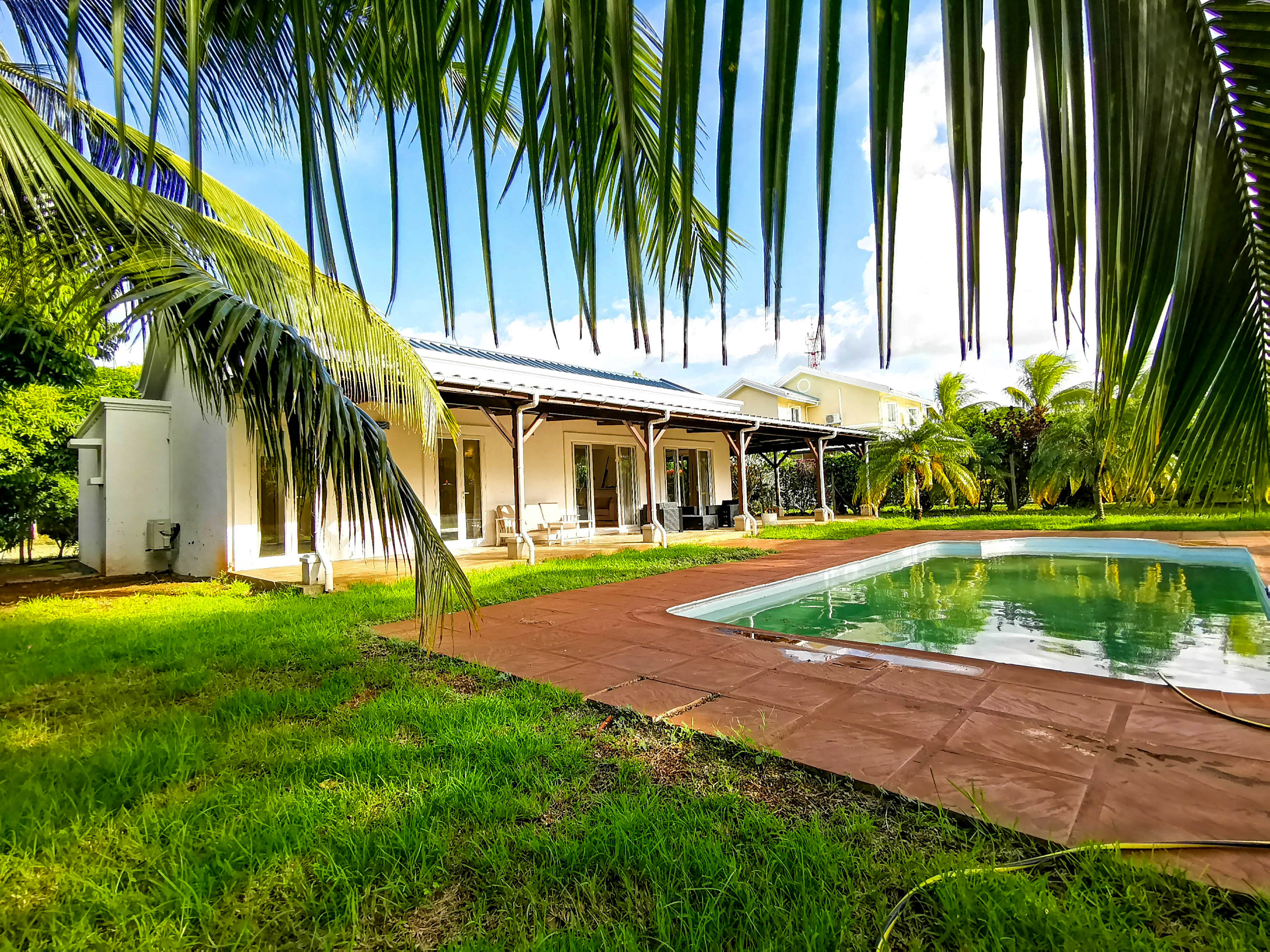 FOR RENT - A FURNISHED VILLA WITH A PRIVATE POOL, READY TO MOVE INTO – ROCHES NOIRES, NORTH EAST
