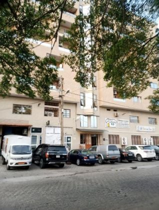 Immeuble résidentiel à 8 niveaux et muni d'un ascenseur 