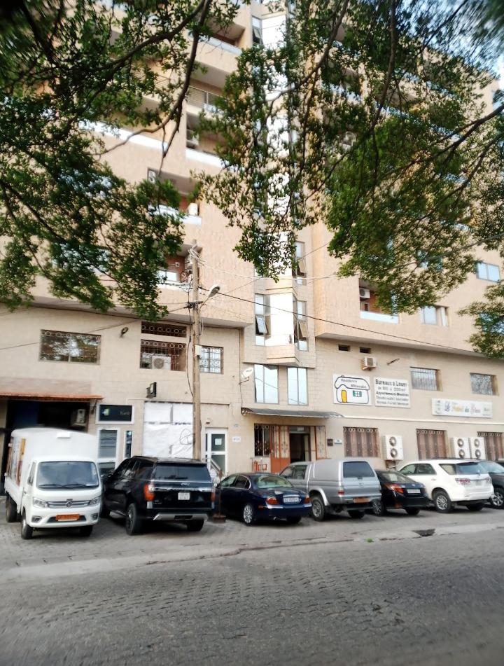 Immeuble résidentiel à 8 niveaux et muni d'un ascenseur