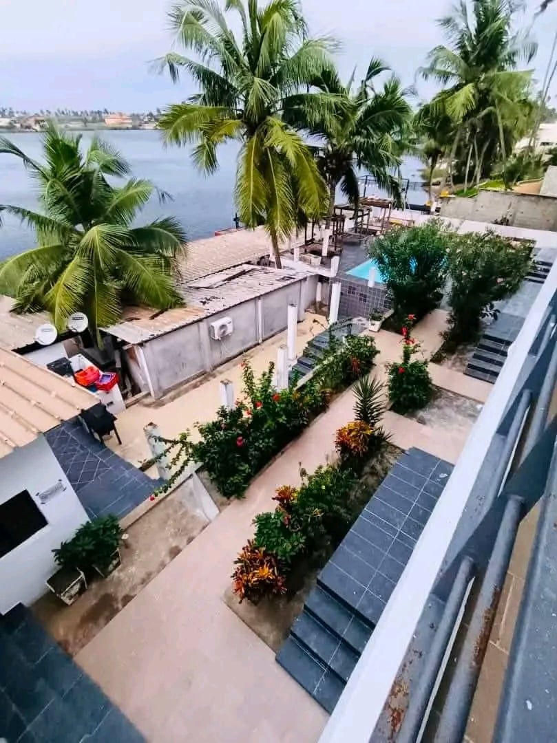 BAIL EMPHYTÉOTIQUE HÔTEL À BASSAM MODESTE EN BORDURE DE LAGUNE ET NON LOIN DE LA MER