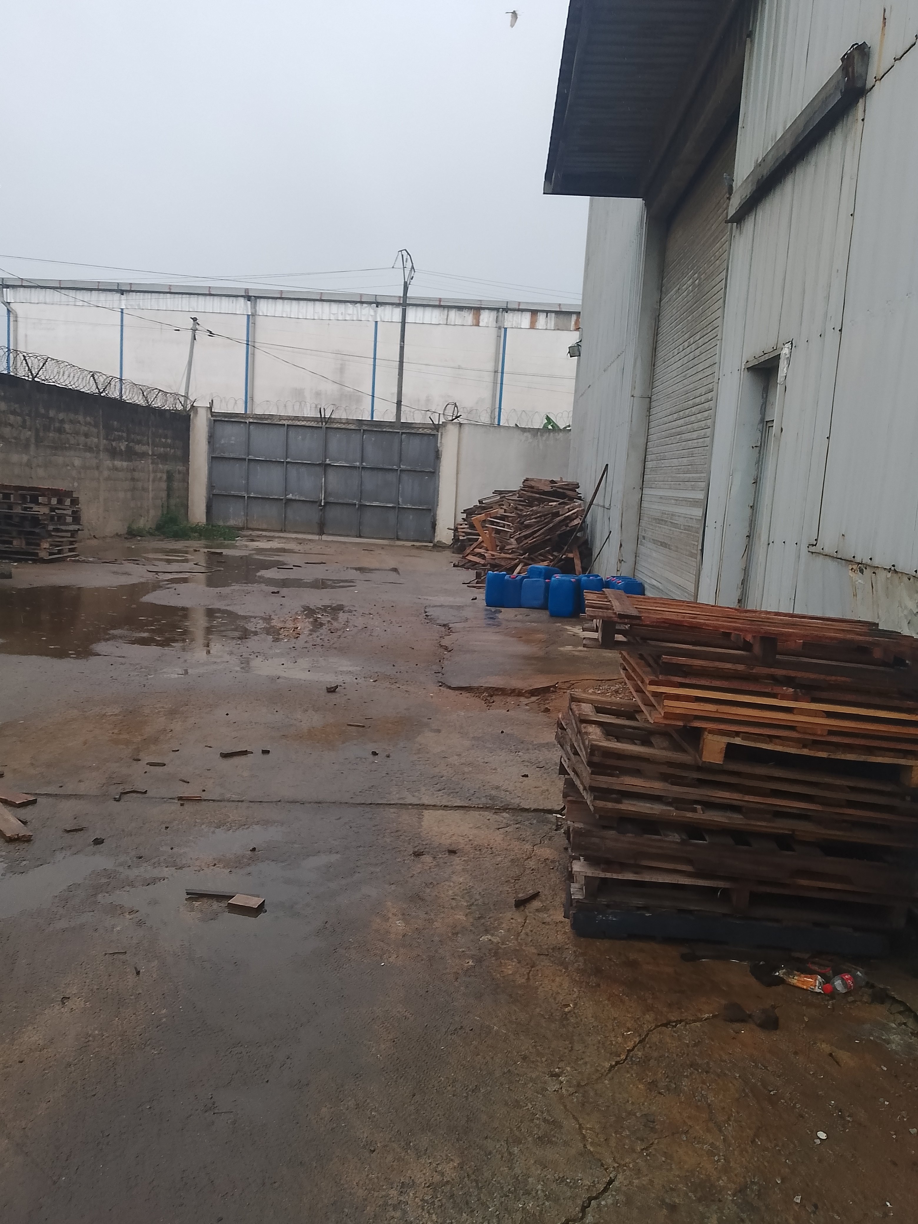 Location entrepot 4000 m2 à Yopougon- zone industrielle