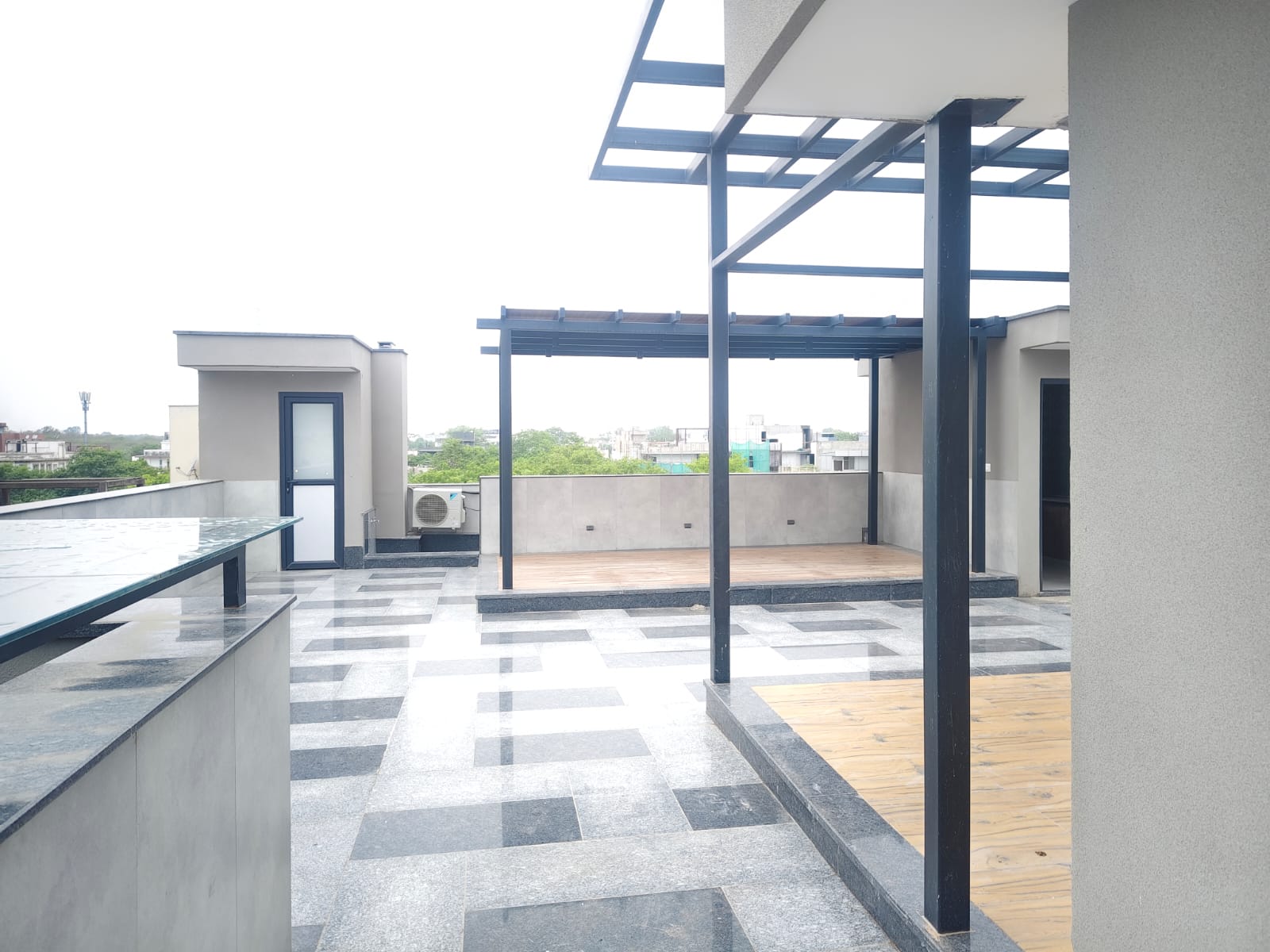 Apartamento nuevo, moderno y espacioso de 4 habitaciones en el tercer piso con terraza exclusiva, disponible para alquilar en Vasant Vihar, al sur de Delhi, cerca del aeropuerto IGI.