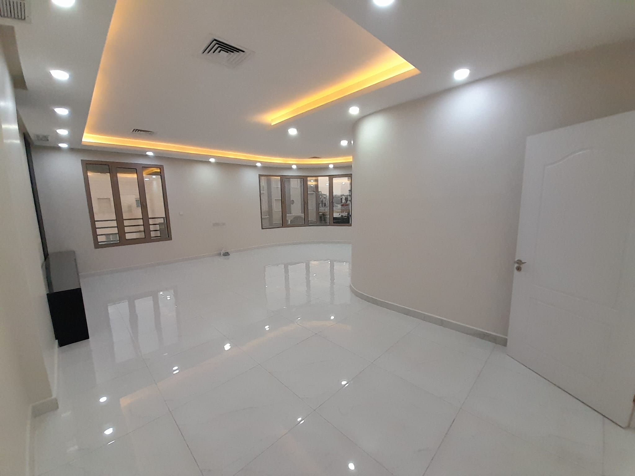 4 Master Bedroom Villa Floor for Rent in Finatees.