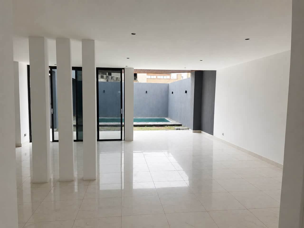 À VENDRE — VILLA TRIPLEX JUMELÉE DE 8 PIÈCES À COCODY RIVIERA FAYA  au sein d'une cité résidentielle sécurisée, 