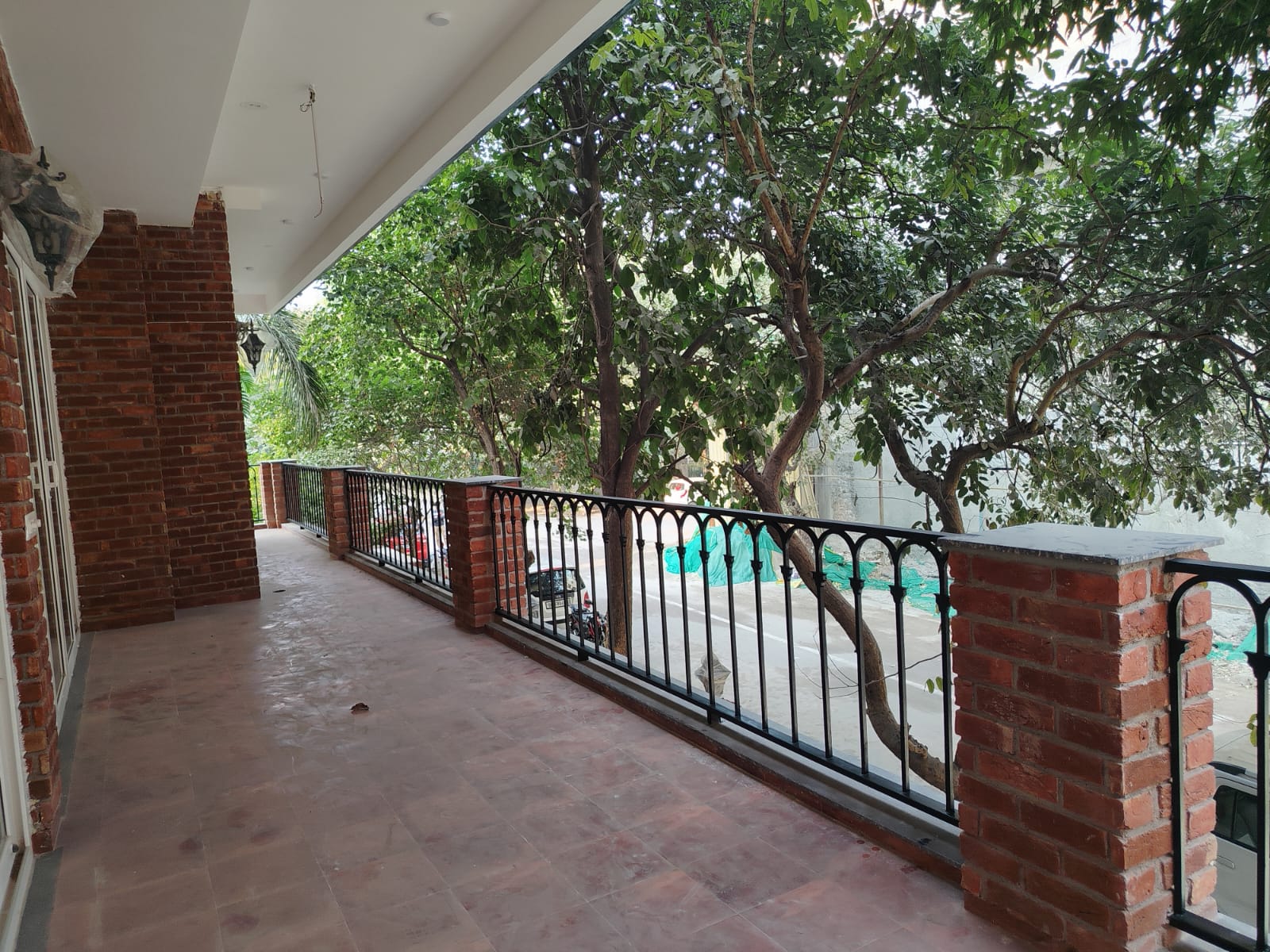 Appartement moderne et spacieux de 4 chambres au rez-de-chaussée, disponible à la location à Vasant Vihar, dans le sud de Delhi, à proximité de Chanakyrpuri et de l'aéroport international Indira Gandhi.