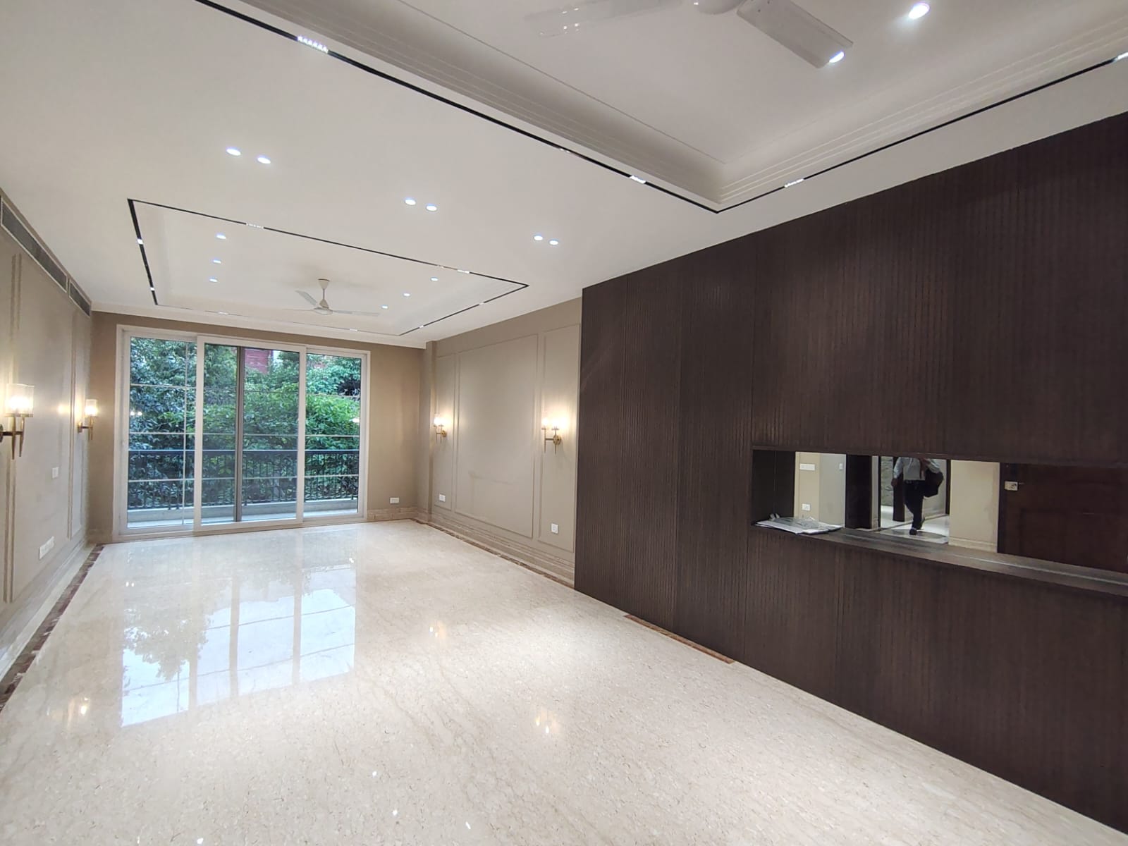 Appartement moderne et spacieux de 4 chambres au premier étage disponible à la location dans le quartier Defence Colony, au sud de Delhi.