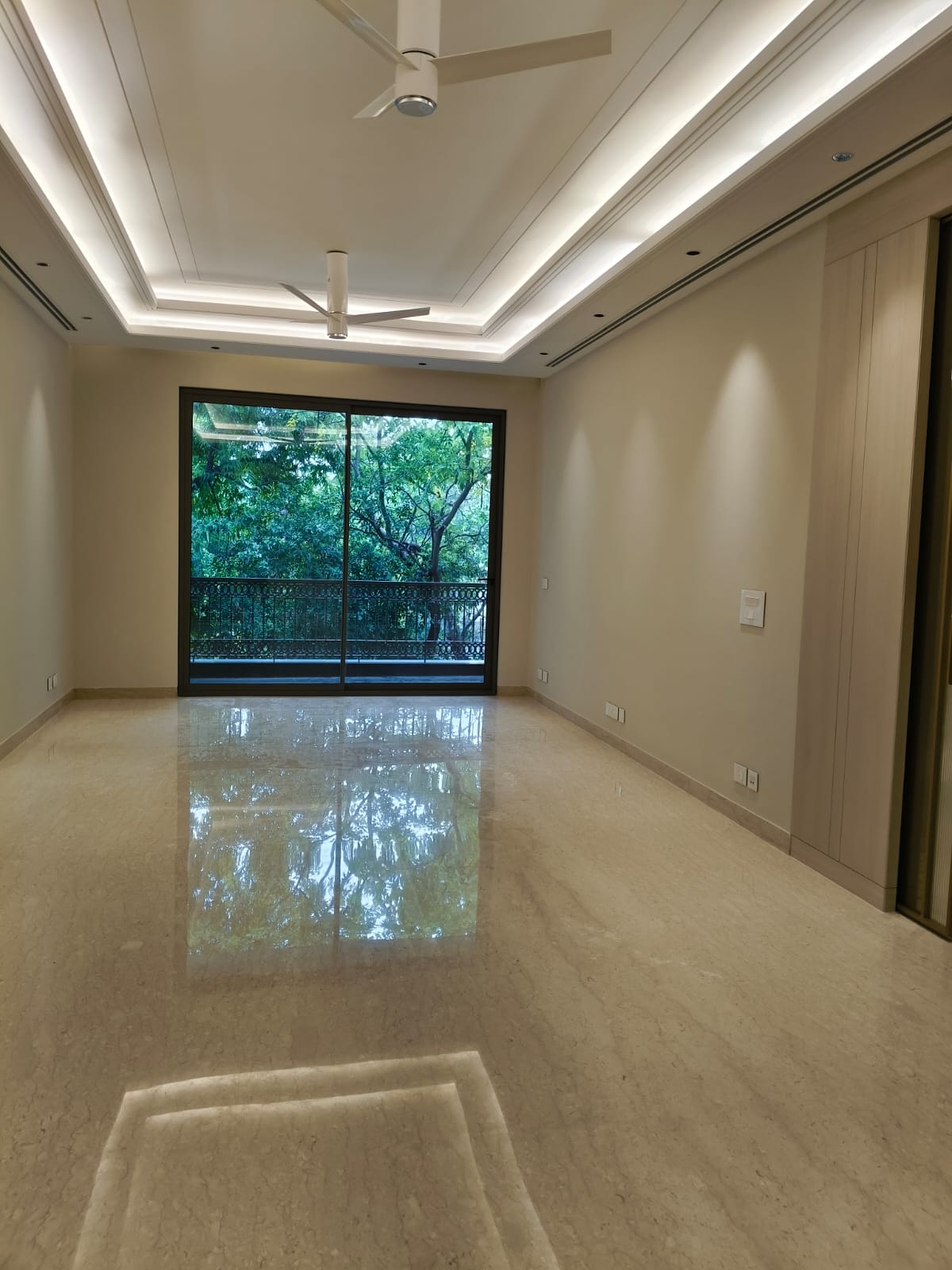 Appartement neuf, moderne et spacieux de 4 chambres au 1er étage, disponible à la location à Vasant Vihar, dans le sud de Delhi, à proximité de l'aéroport international Indira Gandhi.