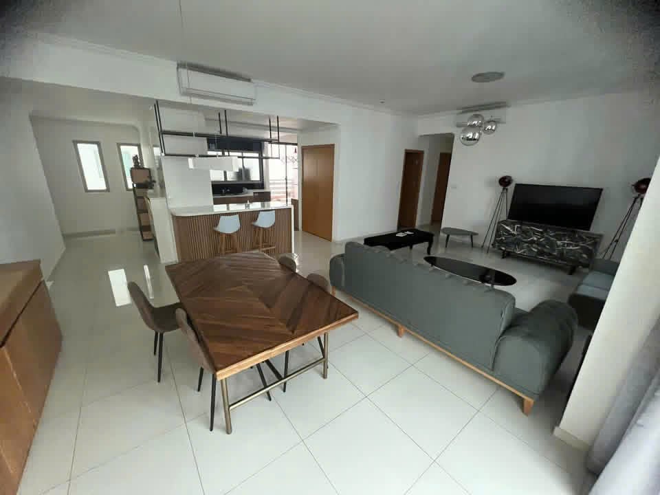 Apartamento de 4 habitaciones en The Vista An Phu en alquiler, 174 m², mobiliario moderno.