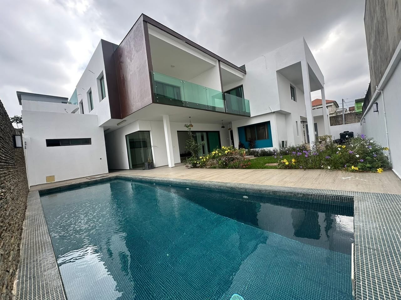 Riviera 4, a bright 5-room duplex villa with garden and swimming pool, featuring 4 en-suite bedrooms.