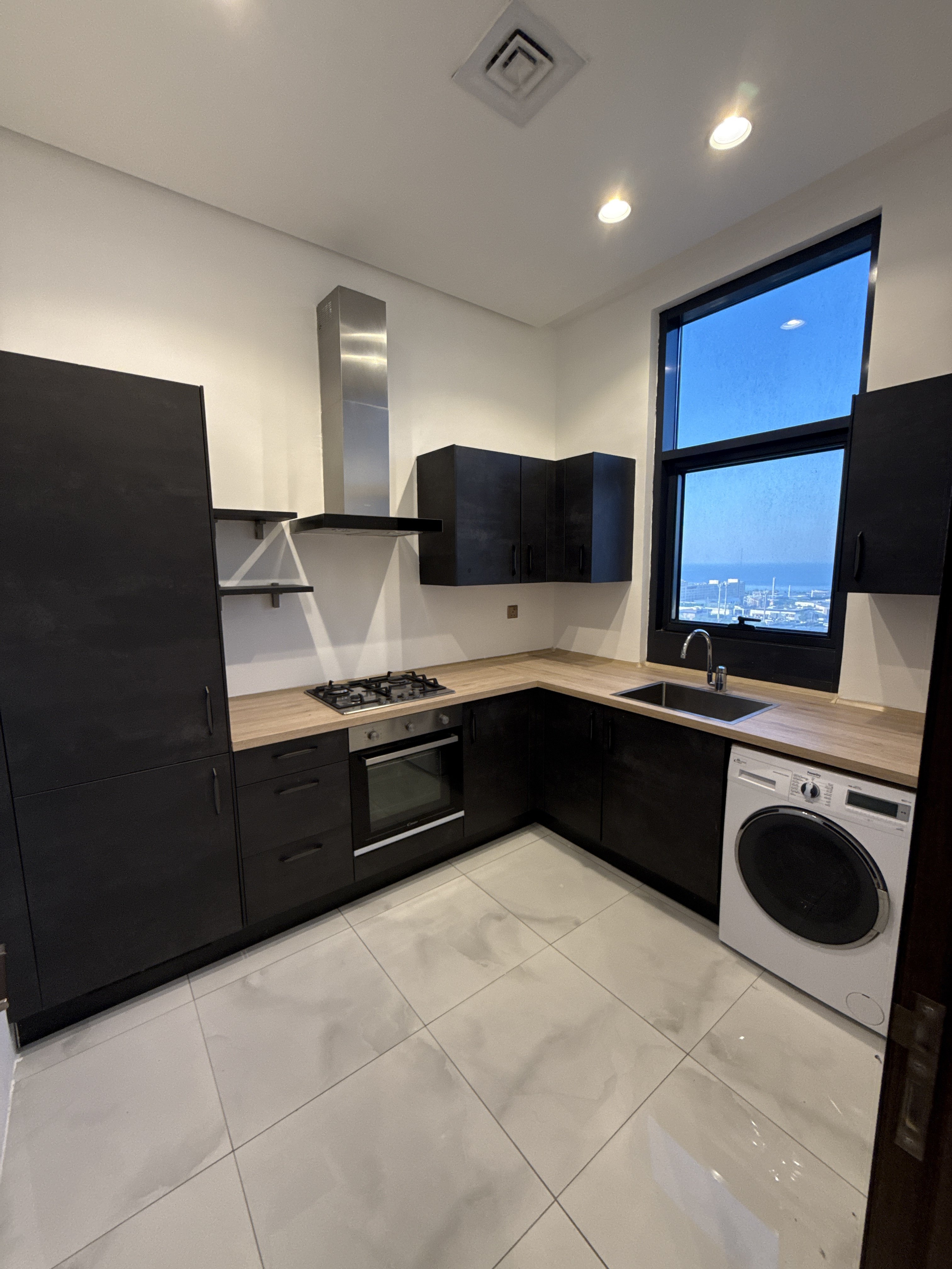 Apartamento único de 2 habitaciones con vista al mar en Sabah Al Salem.