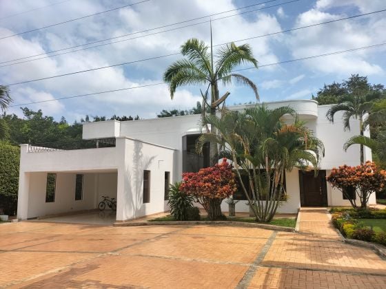 Belle maison dans une propriété privée de 4 lots avec ...