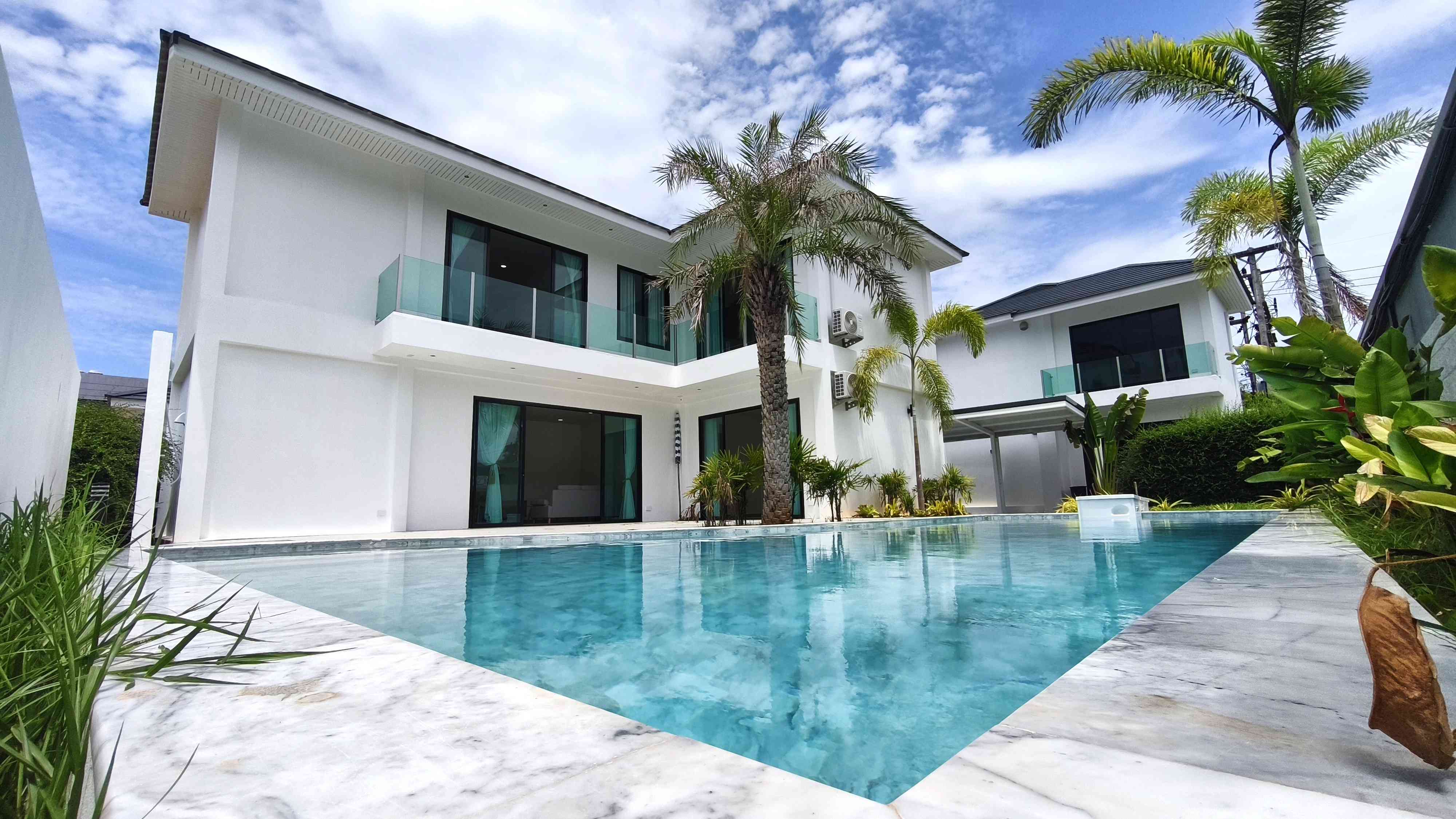 MOVE-IN READY - 3 BEDROOM POOLVILLA FOR SALE - LOCATED 300 METERS FROM MAE RAMPHUENG BEACH!! PRICE 5,695,000 THB.