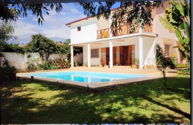 AMBATOBE, AMPLIA VILLA DE 4 HABITACIONES CON GRAN JARDÍN Y PISCINA. 
