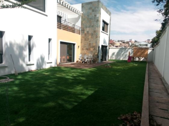 VILLA MODERNA DE 4 DORMITORIOS CON AMPLIO JARDÍN EN IVANDRY – ...