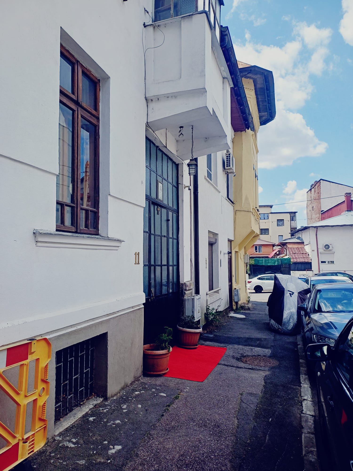 200 euro per week. Double room with bathroom.