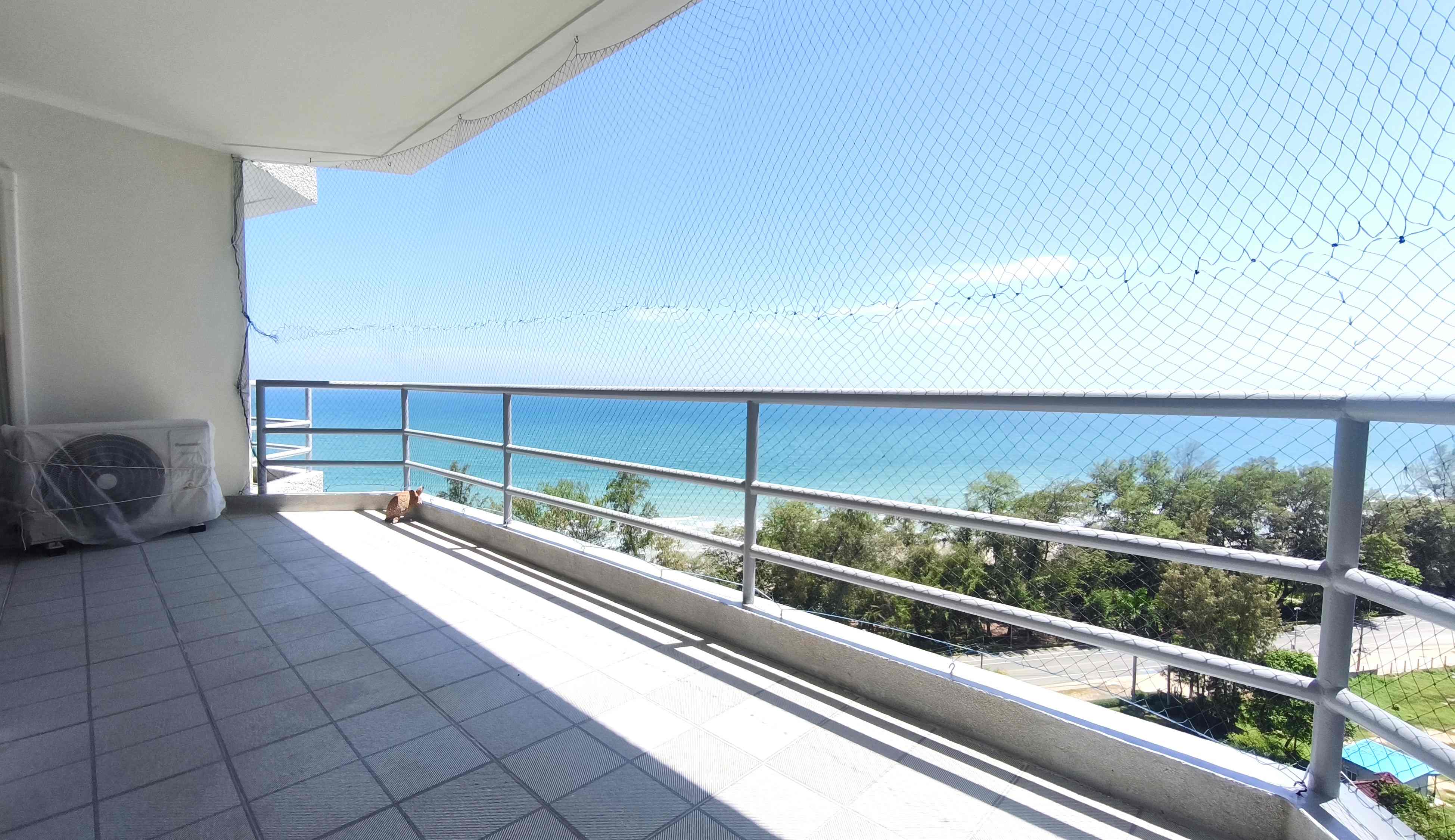 BEACH CONDO (57 SQM) ON THE 13TH FLOOR IN THE ROYAL RAYONG CONDO ON MAE RAMPHUENG BEACH. PRICE 2,295,000 THB.