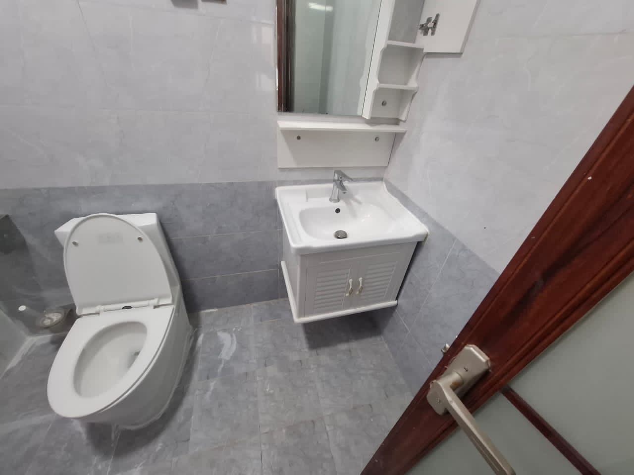 APPARTEMENT QUATRE PIÈCES EN ZONE