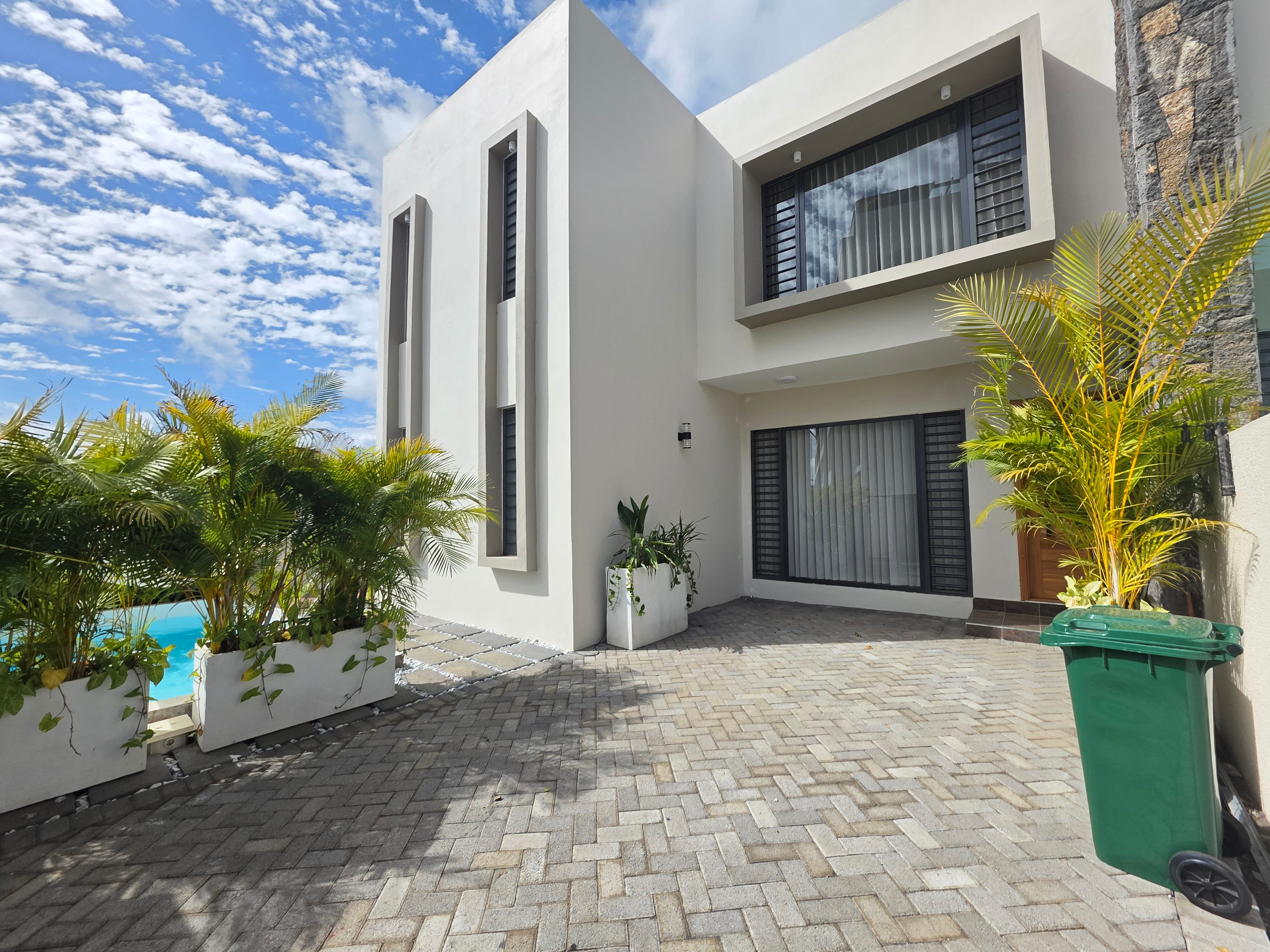 MAGNIFIQUE DUPLEX INDIVIDUEL MODERNE À LOUER À PEREYBERE – À PROXIMITÉ DE WINNERS ET DE LA PLAGE