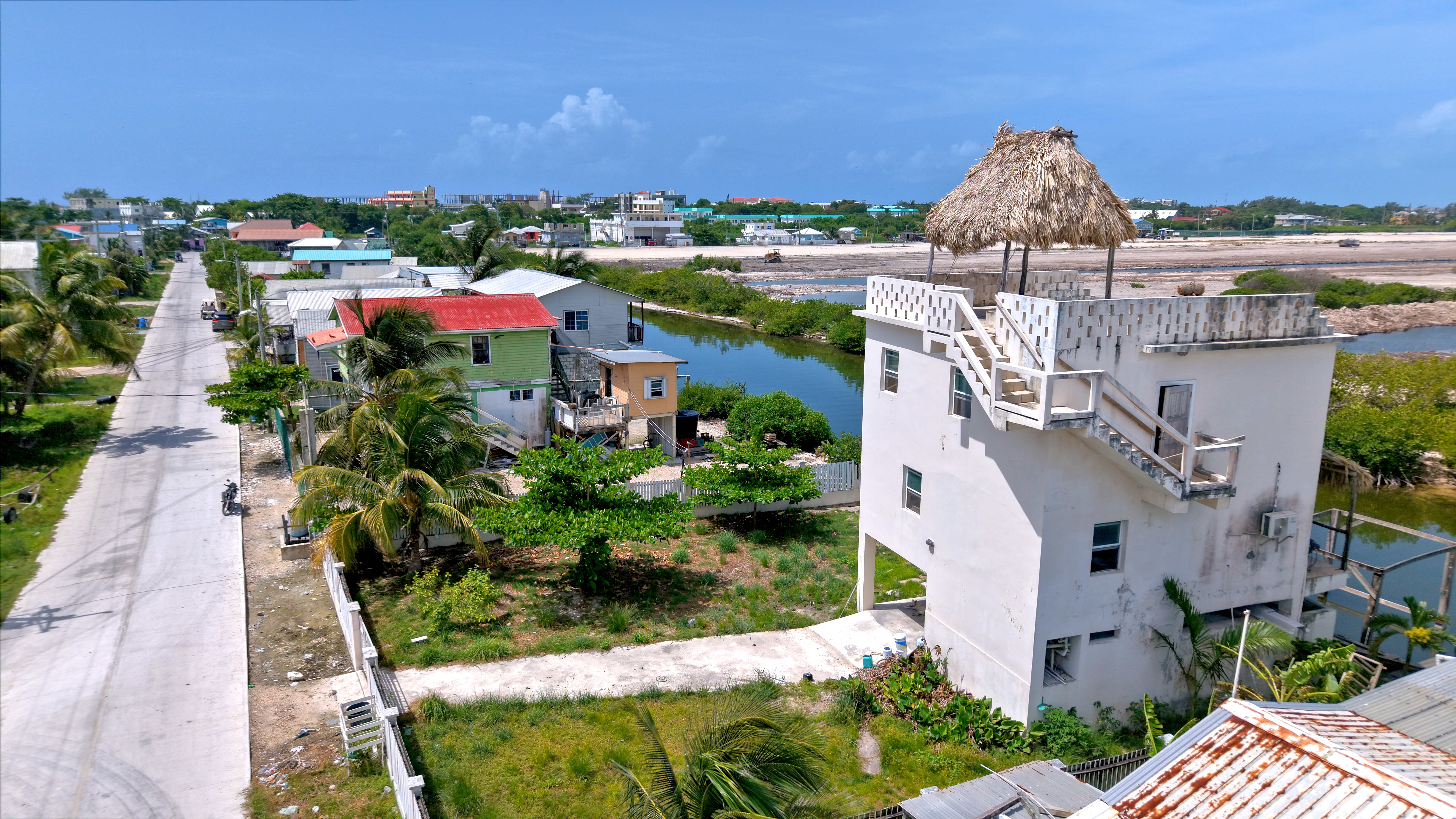 Casa affacciata sul canale con terrazza sul tetto e vista sulla laguna | San Pedrito, Ambergris Caye, Belize
