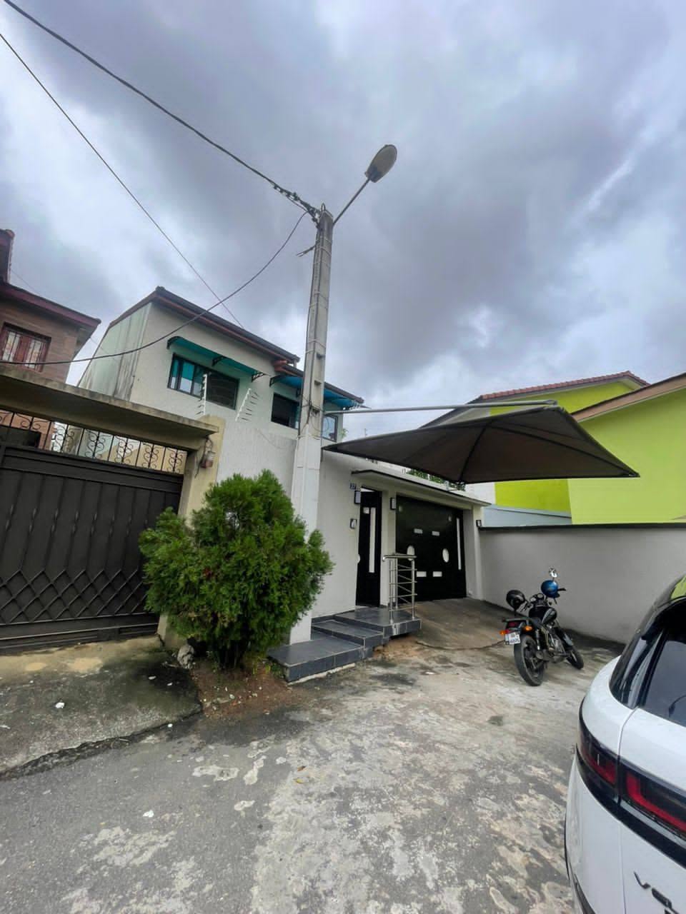 Angré 8ème tranche cité Magnin vente beau duplex 7 Pièces
