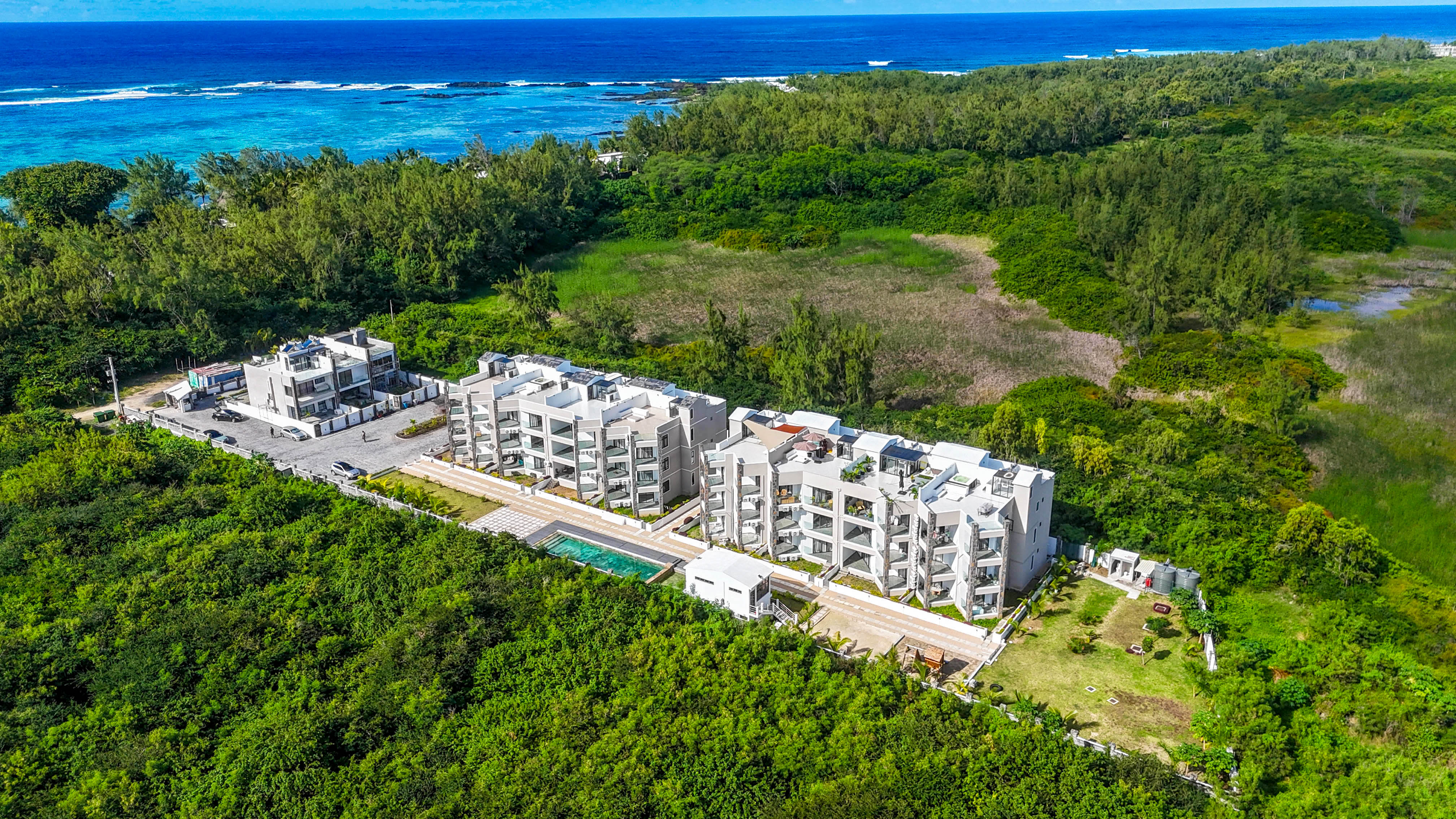À VENDRE | APPARTEMENT DE 2 CHAMBRES EN RÉSIDENCE SÉCURISÉE | COASTAL ROAD, ROCHES NOIRES