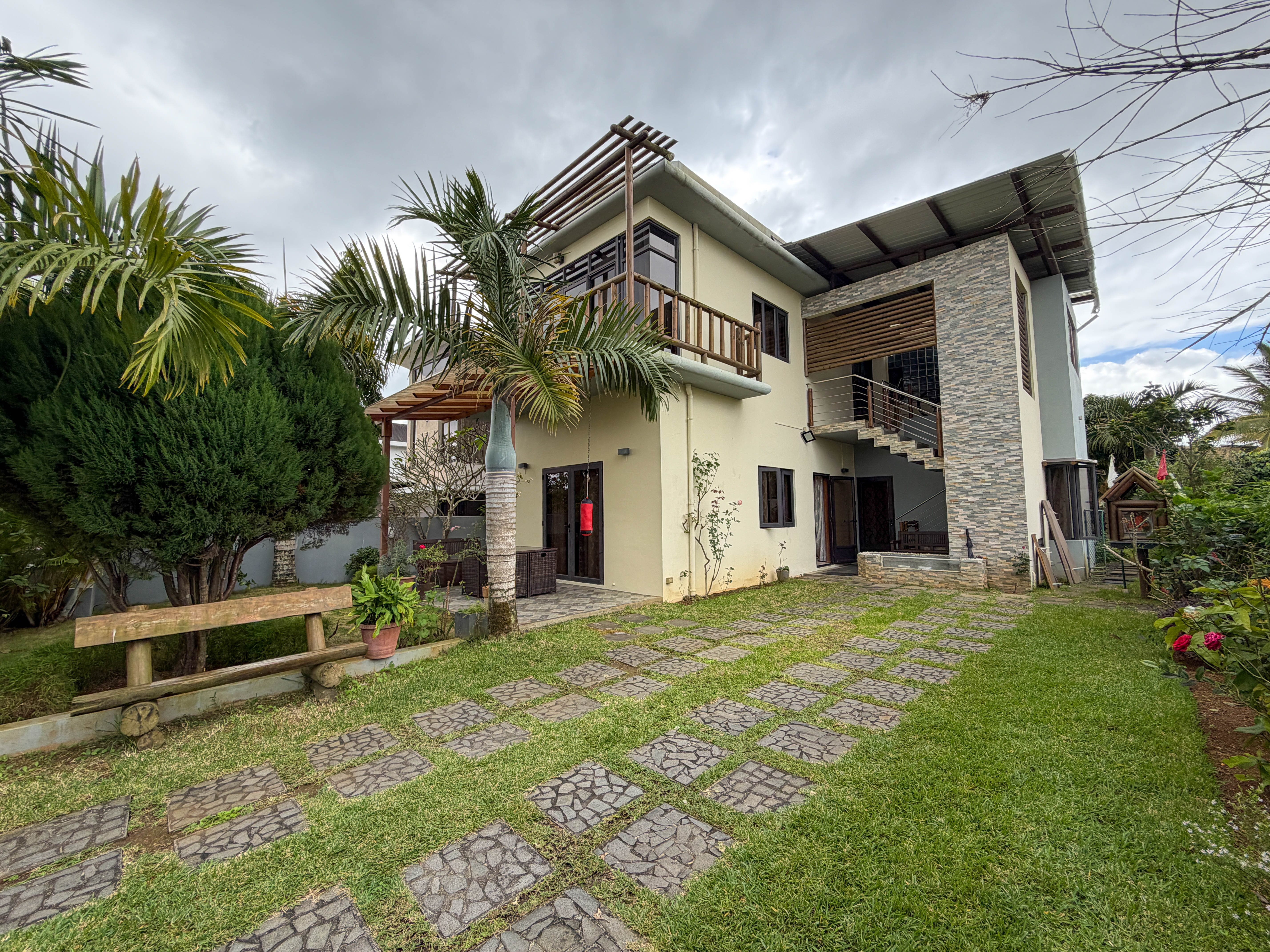 FOR RENT | 3-BEDROOM GROUND-FLOOR APARTMENT WITH PRIVATE GARDEN | MORCELLEMENT LE BOUT DU MONDE, EBÈNE