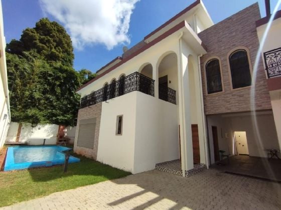 IVANDRY - Ampia villa con 8 camere da letto, piscina e vista sul lago ...