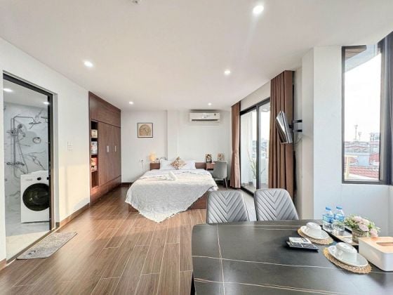Modern, sunny studio apartment with balcony in Lac Long Quan street, Tay ...
