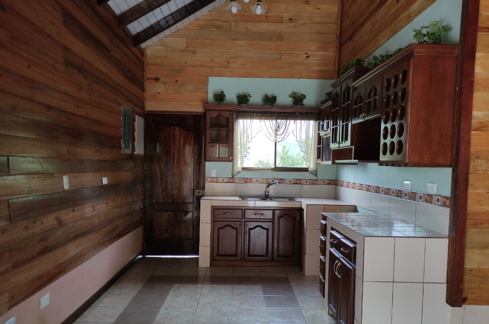 SE VENDE: CASA DE CAMPO DE 5 HABITACIONES EN LA ESE DE PARAMO