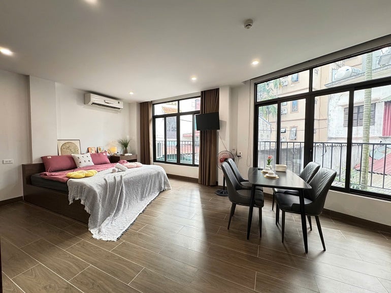 Nice, modern studio apartment with good natural light in Lac Long Quan street, Tay Ho district for rent