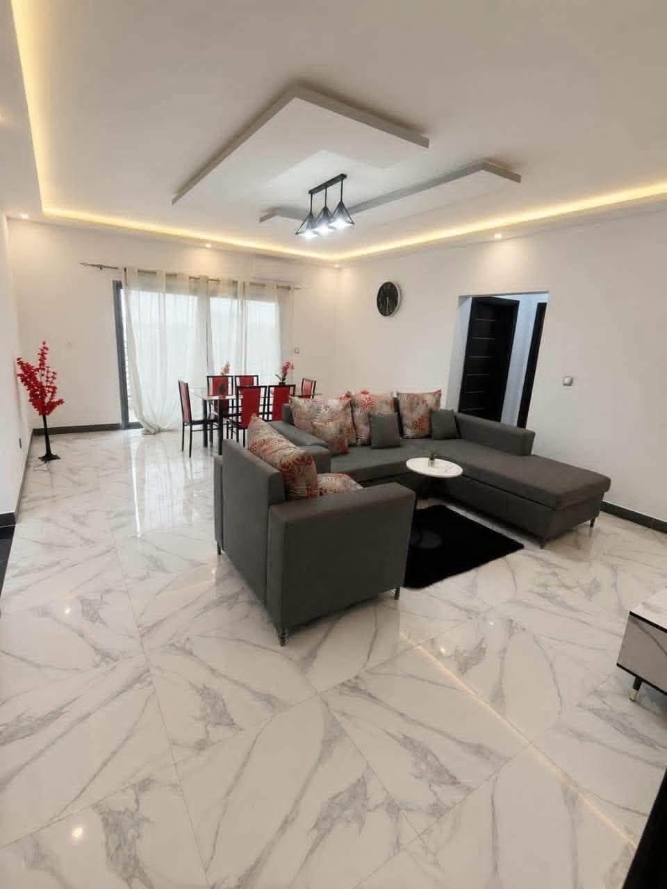 EN VENTE APPARTEMENT MEUBLÉE (4) PIÈCES À GRAND BASSAM